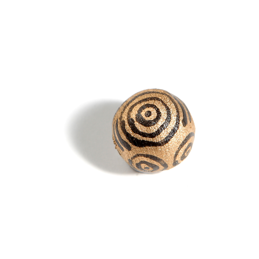 1 PERLE EN BOIS DECOREE MAIN RONDE